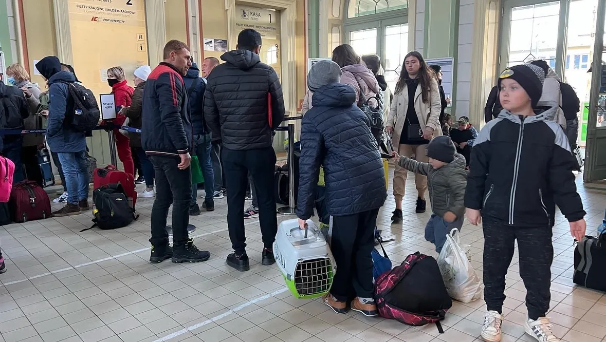 Ukrainian families traveling with children and their belongings